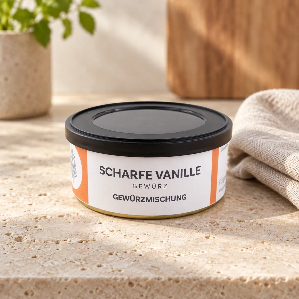 Scharfe-Vanille in der flachen Originaldose mit orange-weißem Etikett und schwarzem Deckel.