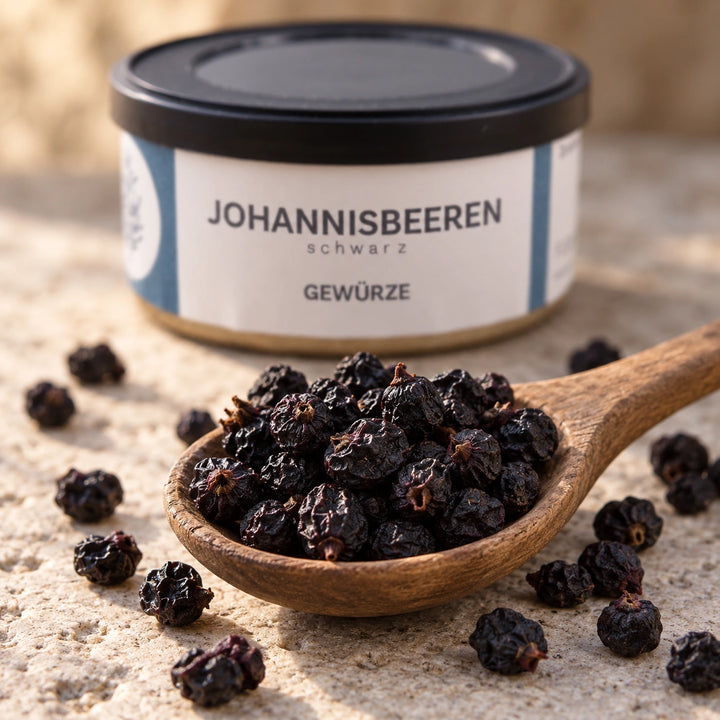 Nahaufnahme getrockneter schwarzer Johannisbeeren auf einem Holzlöffel vor der Originaldose.