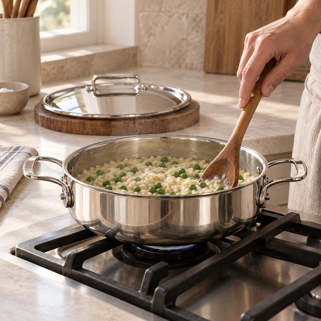 Anwendungsbeispiel: Eine Hand rührt Risotto in der flachen Servierpfanne Affinity.