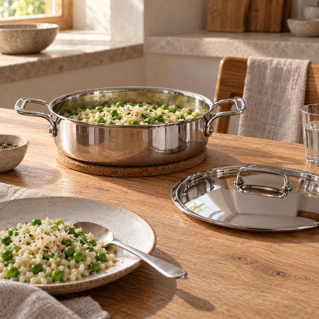 Anwendungsbeispiel: Risotto in der Affinity-Servierpfanne und eine angerichtete Portion am Tisch.