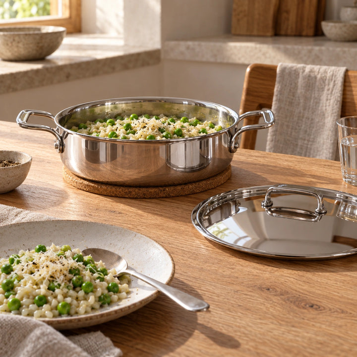 Anwendungsbeispiel: Risotto in der Affinity-Servierpfanne und eine angerichtete Portion am Tisch.