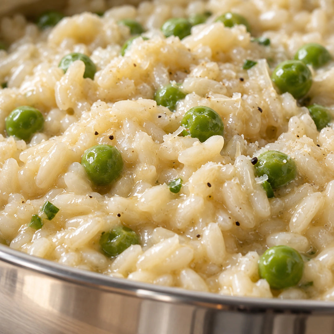 Anwendungsbeispiel: Nahaufnahme von cremigem Risotto mit Erbsen in der Servierpfanne Affinity.