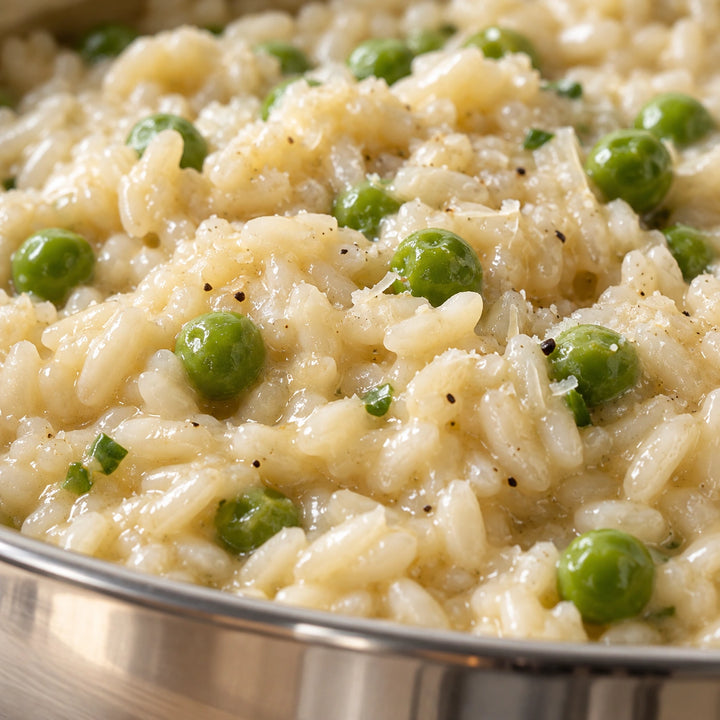 Anwendungsbeispiel: Nahaufnahme von cremigem Risotto mit Erbsen in der Servierpfanne Affinity.