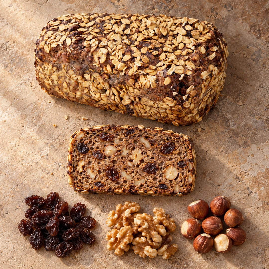 Trauben-Nuss-Brot mit Rosinen, Walnusskernen und Haselnüssen.