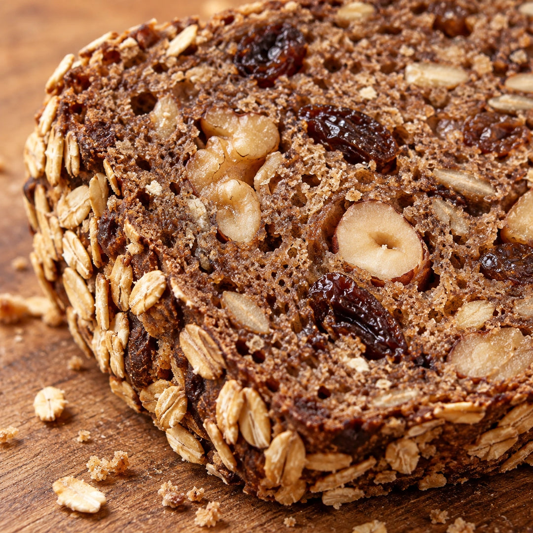 Nahaufnahme der nussigen Brotkrume und der mit Haferflocken bedeckten Kruste.