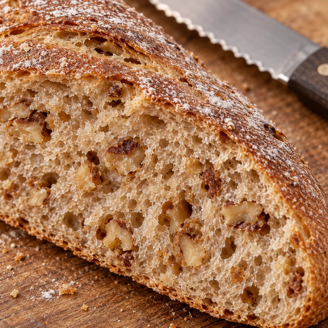 Nahaufnahme der Kruste und walnusshaltigen Krume des Baguettes.