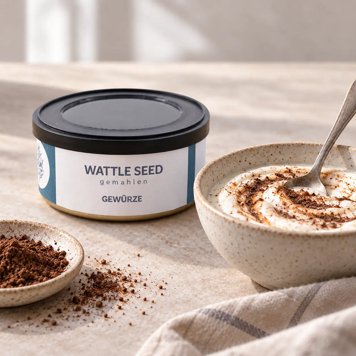 Wattle Seed gemahlen wird neben der Gewürzdose in eine helle Creme eingerührt