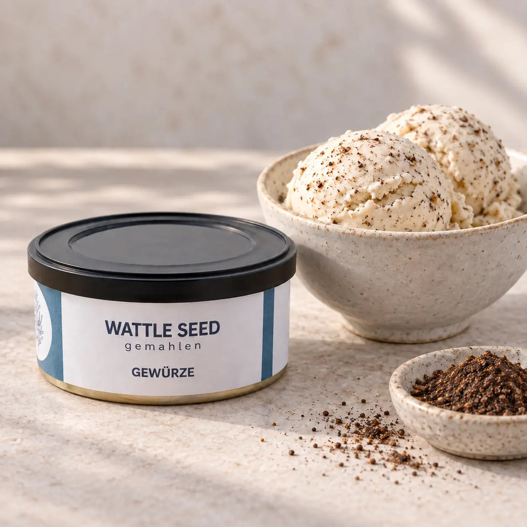 Mit gemahlenen Akaziensamen verfeinerte Eiscreme neben der Wattle-Seed-Gewürzdose