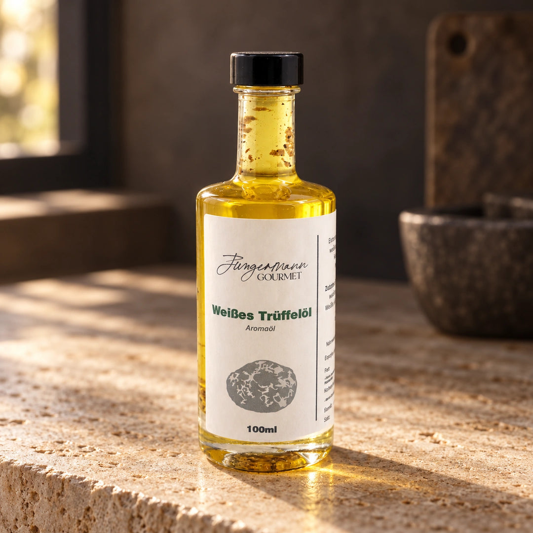 Weißes Trüffelöl in der originalen 100-ml-Flasche auf warmer Natursteinfläche.