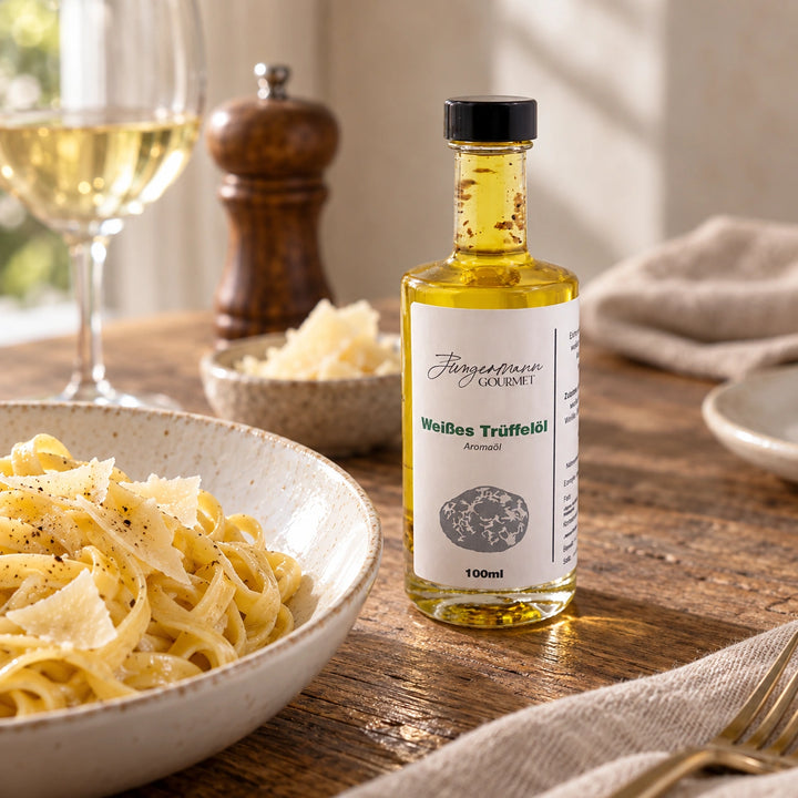 Serviervorschlag: Schlichte Bandnudeln mit etwas Parmesan und Trüffelöl neben der Originalflasche.