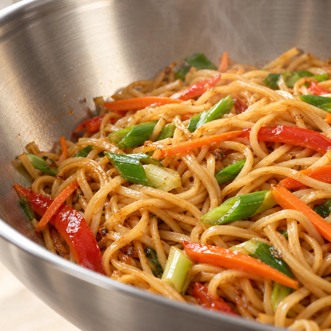 Anwendungsbeispiel: Nahaufnahme von gebratenen Nudeln mit Gemüse im Edelstahl-Wok Affinity.