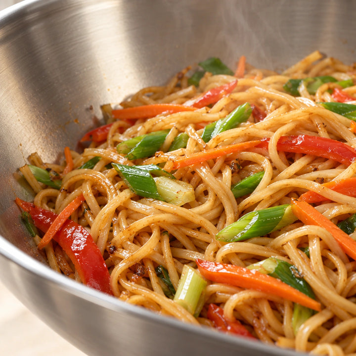 Anwendungsbeispiel: Nahaufnahme von gebratenen Nudeln mit Gemüse im Edelstahl-Wok Affinity.