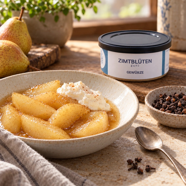 Serviervorschlag: Birnenkompott mit einem Klecks Creme und der Originaldose Zimtblüten.