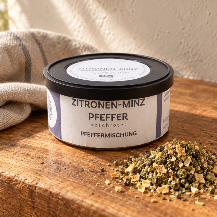 Zitronen-Minz Pfeffer in der Originaldose auf warmer Holzfläche.