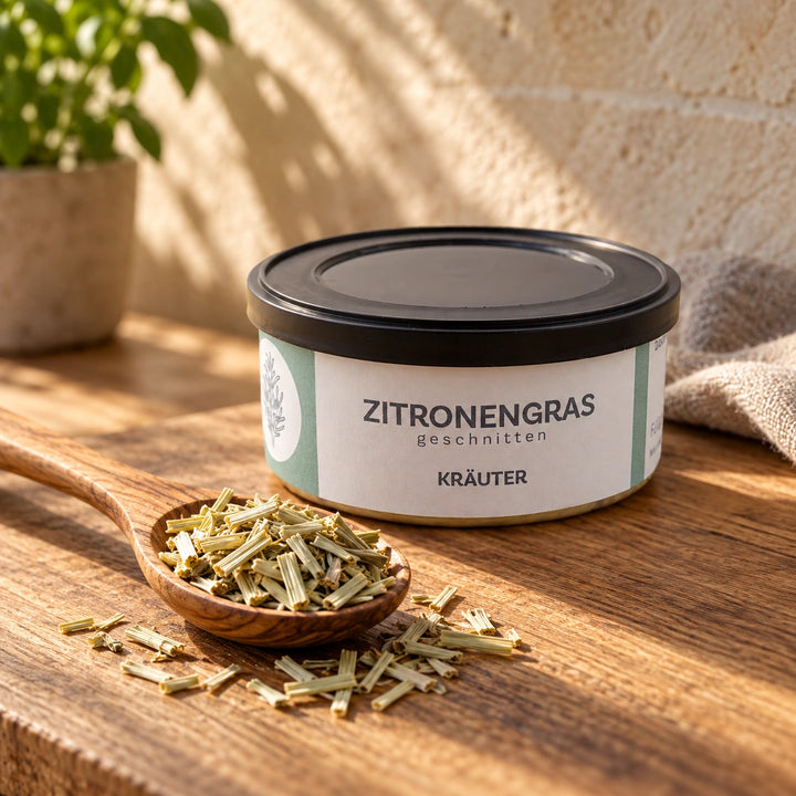 Nahaufnahme von geschnittenem getrocknetem Zitronengras auf einem Holzlöffel vor der Originaldose.