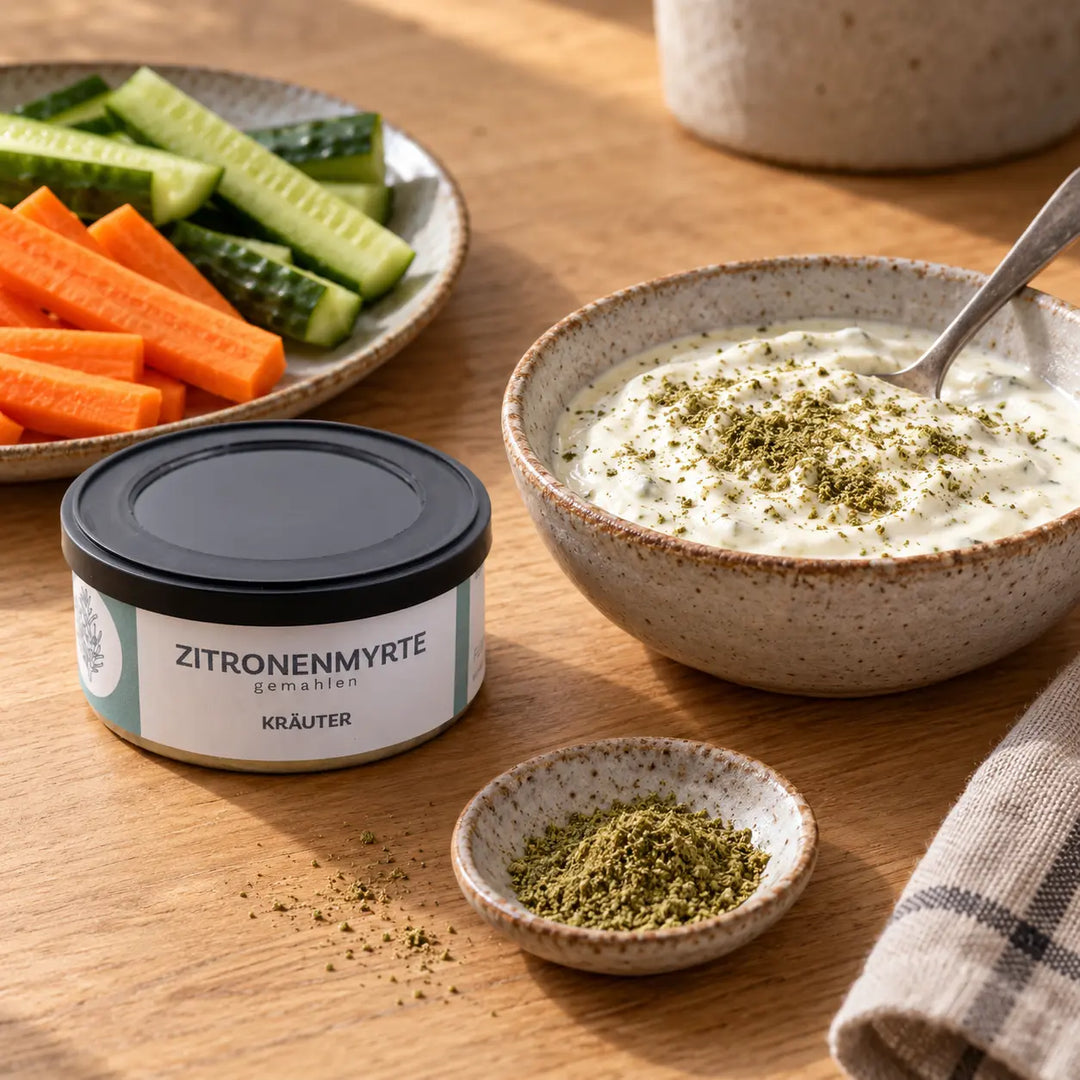 Zitronenmyrte gemahlen neben einer Schale Joghurt-Dip und Gemüsesticks, Anwendungsvorschlag.