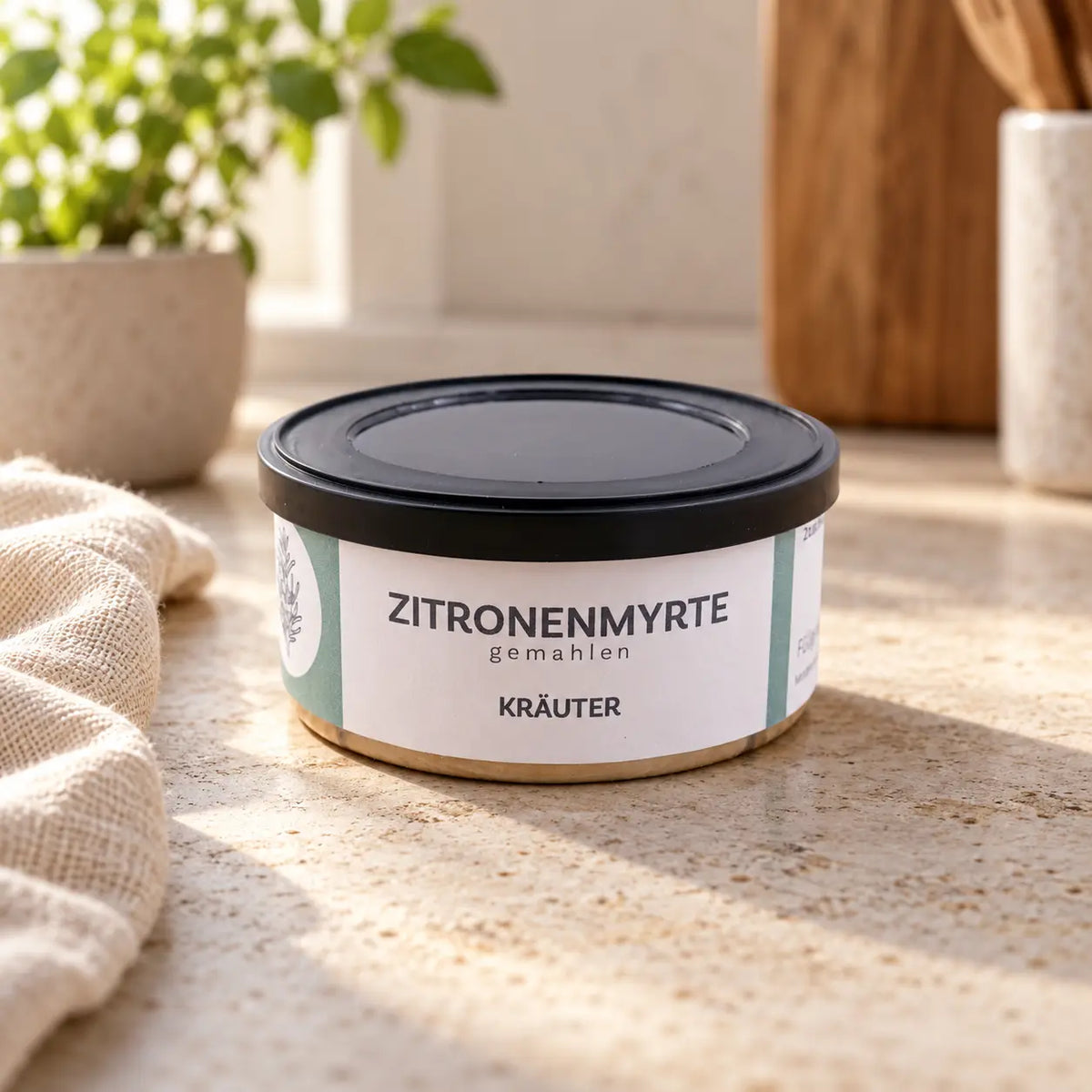 Zitronenmyrte gemahlen von Jungermann Gourmet in der Originaldose auf einer Küchenarbeitsplatte.