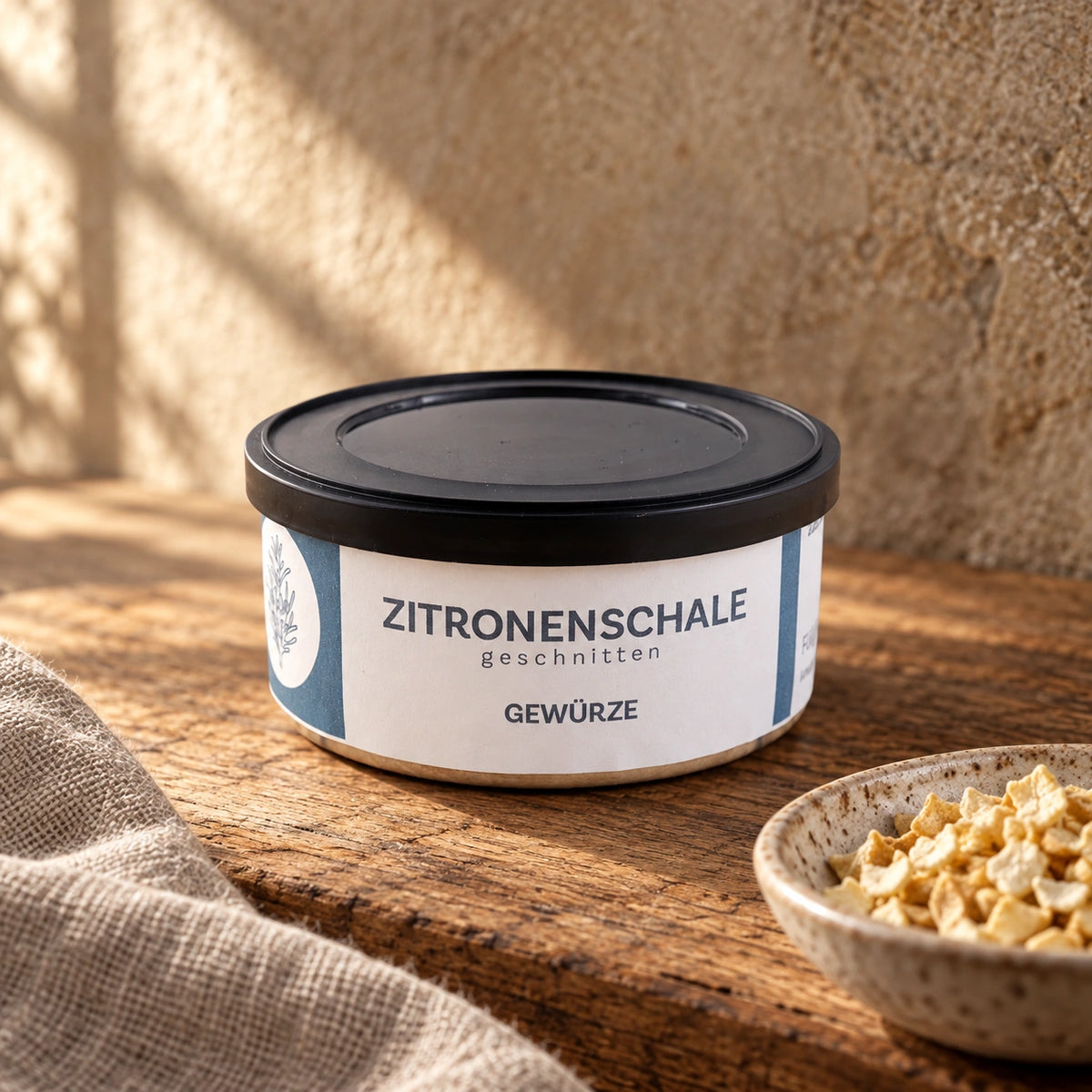 Geschnittene Zitronenschale in der Originaldose auf warmer Holzfläche.
