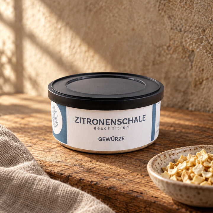 Geschnittene Zitronenschale in der Originaldose auf warmer Holzfläche.