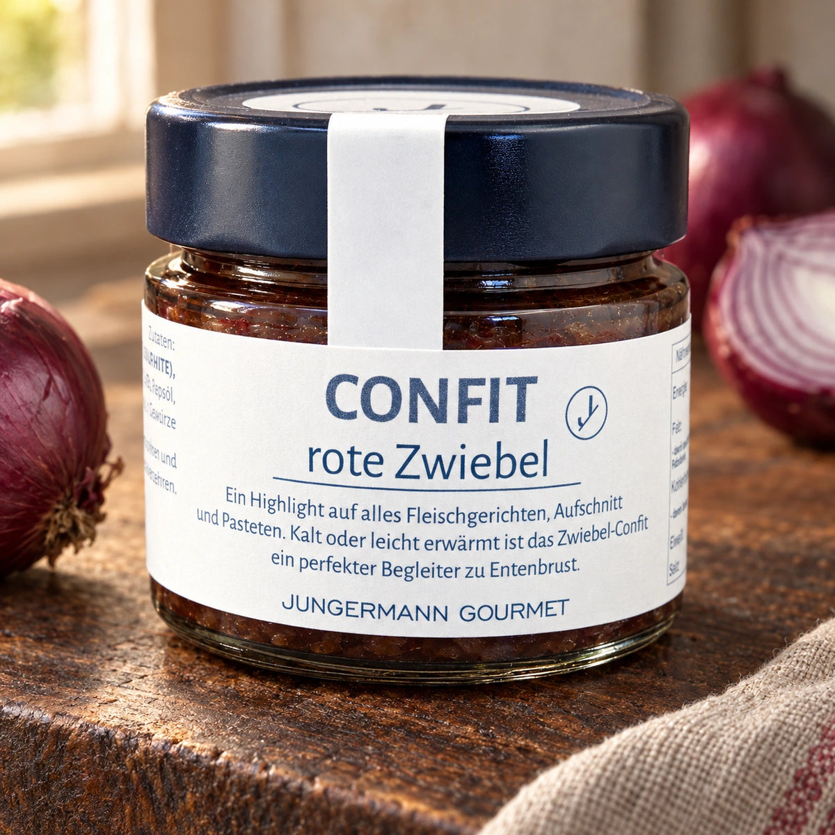 Zwiebel-Chutney im Originalglas auf einem warmen Holzbrett.
