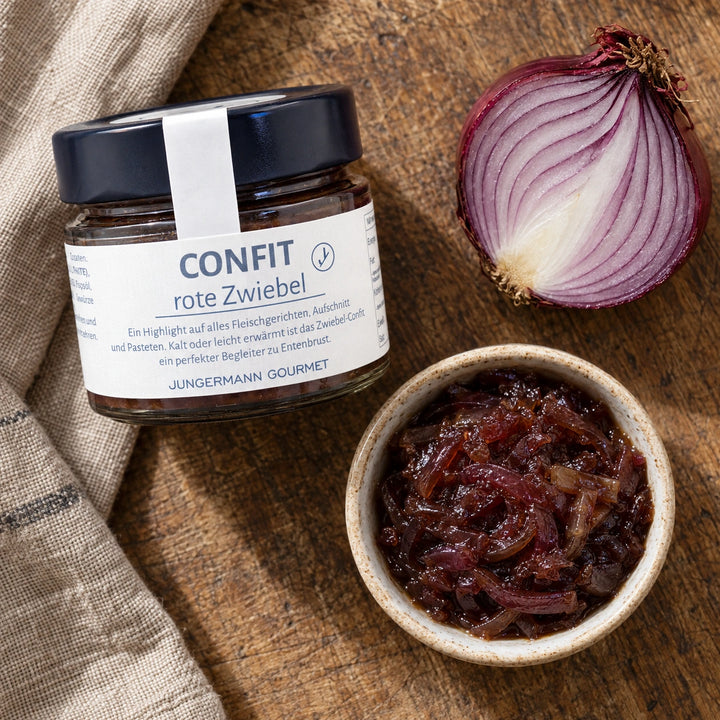 Originalglas Zwiebel-Chutney mit einer roten Zwiebel und eingekochtem Zwiebel-Confit in einer kleinen Schale.