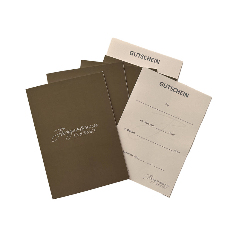 Jungermann-Gourmet Geschenk-Gutschein, braune Jungermann-Gourmet-Gutscheinhüllen neben ausgefüllbaren Gutscheinkarten.